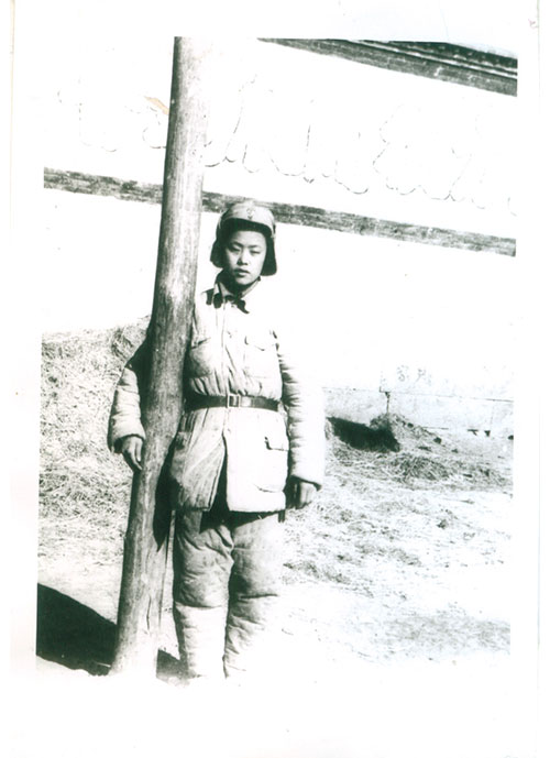 1941年参加八路军，在刘邓大军前线任救护，荣获一等模范，并保送上大学后转业到我院担任医务科主任等，是我院三个八路军之一