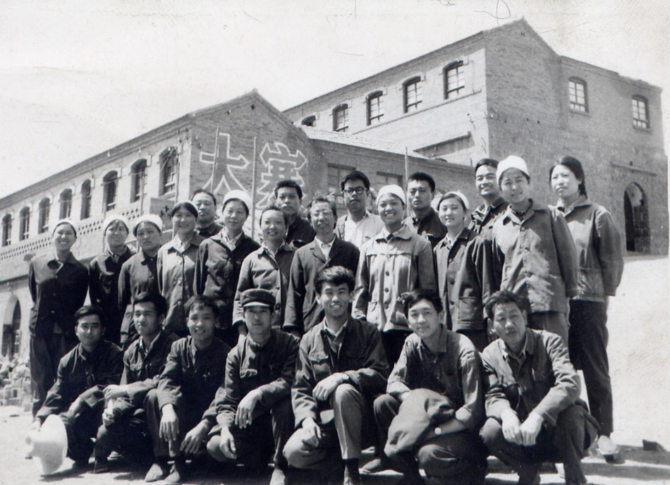 1969年，医护人员赴大寨参观学习