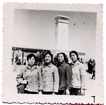 1976年，医护人员参观刘胡兰纪念馆
