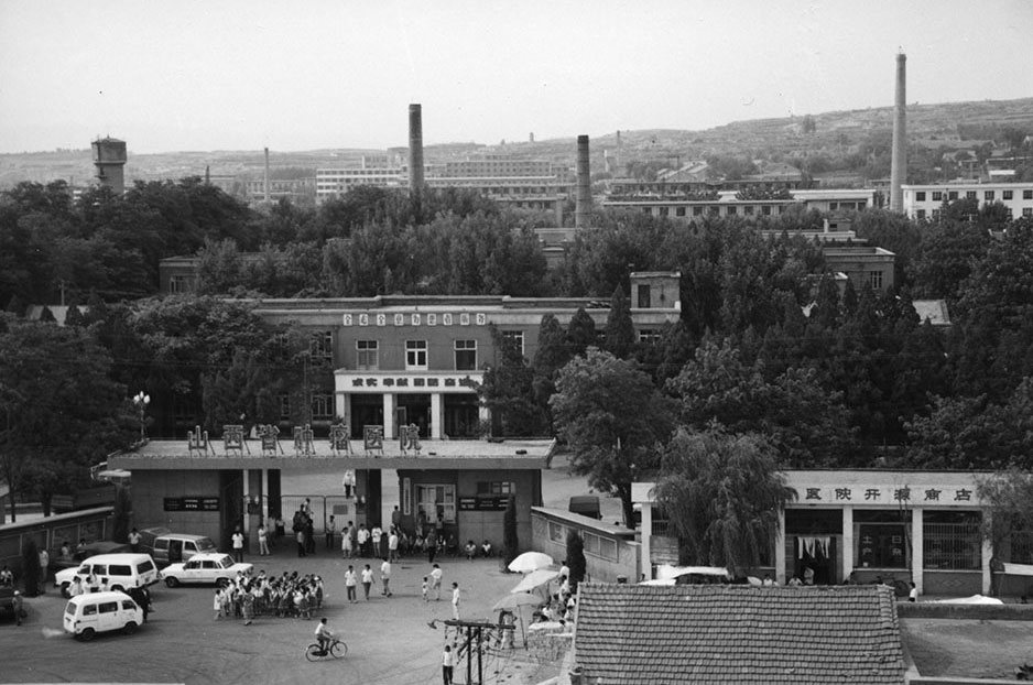 1990年原医院大门与东侧商店及门诊楼全景图