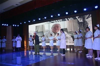 2013年9月，省卫生计生委下发文件号召全省医务工作者向席忠义学习并开展席忠义先进事迹报告会.jpg