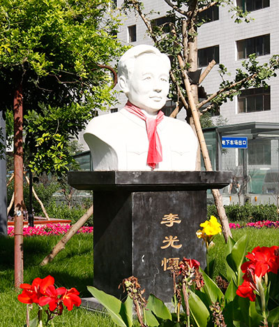 医技楼广场上的李光恒塑像.jpg
