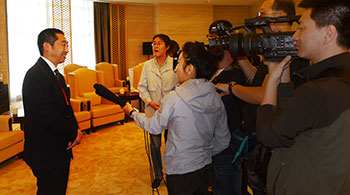 3徐钧院长接受记者采访.jpg