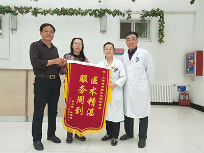 核医学科主任任媛与患者及家属合影.jpg