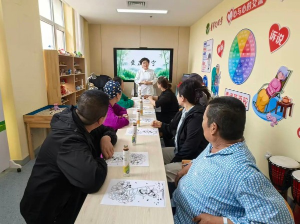 综合内科“心灵小屋”举办“爱在安宁”绘画疗愈主题活动;活动以艺术为纽带,为住院患者及家属提供心灵休憩与情感慰藉。拍摄者:原春红 拍摄地点:综合内科 拍摄时间:2026年4月2日.jpg 综合内科“心灵小屋”举办“爱在安宁”绘画疗愈主题活动;活动以艺术为纽带,为住院患者及家属提供心灵休憩与情感慰藉。拍摄者:原春红 拍摄地点:综合内科 拍摄时间:2026年4月2日.jpg